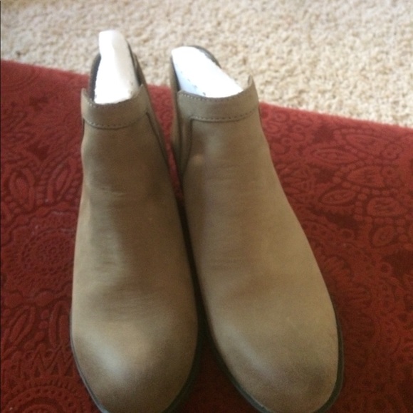 SOLD Sorel Lolla Cut-Out Boot, Ash Brown 7 leather - Picture 2 of 8